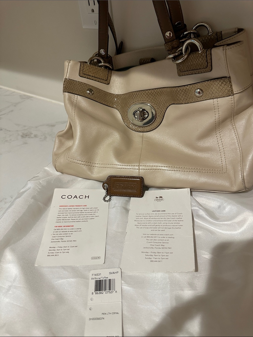 Vintage premium leather Coach Cream and Brown Shoulder Bag with Turnlock, snaps